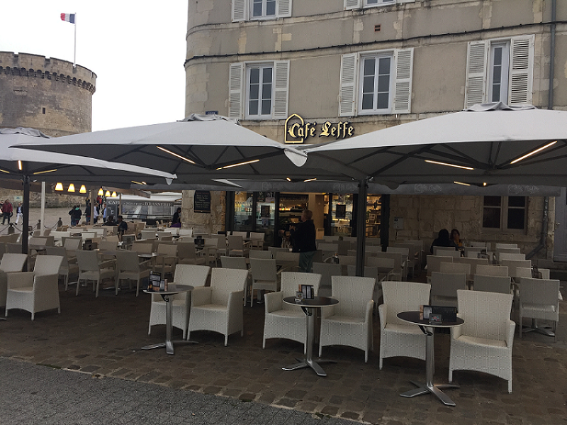 CAFÉ LEFFE La Rochelle - Parasol Quatro (4 parasols pour 1 pied) avec éclairage led