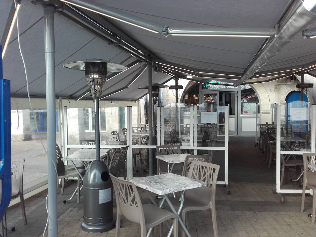 LE BÂTEAU IVRE La Rochelle - 2 Stores double pente reliés par une gouttière, éclairage led et joues latérales pour une protection contre les intempéries