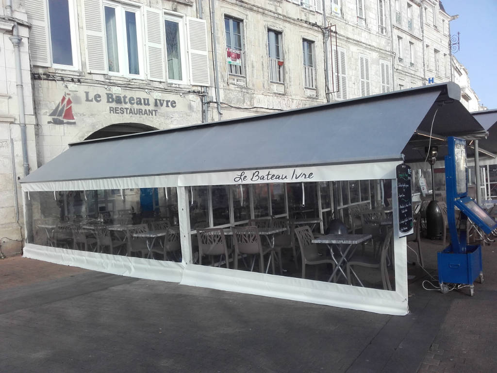 LE BÂTEAU IVRE La Rochelle - 2 Stores double pente reliés par une gouttière, éclairage led et joues latérales pour une protection contre les intempéries