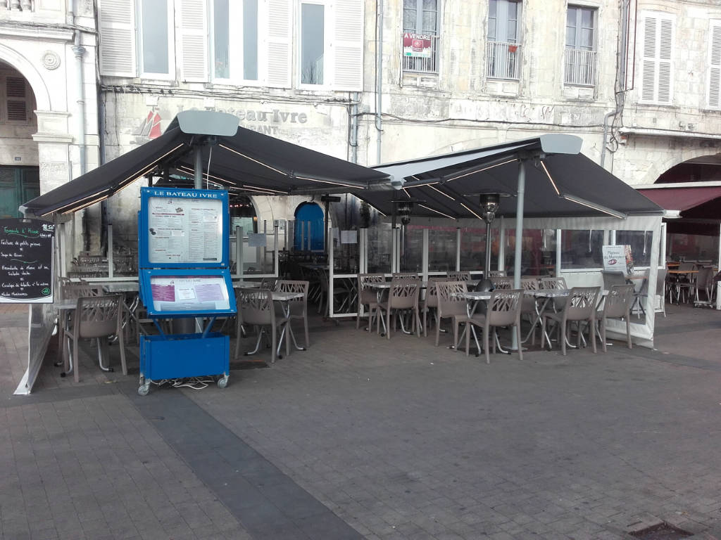 LE BÂTEAU IVRE La Rochelle - 2 Stores double pente reliés par une gouttière, éclairage led et joues latérales pour une protection contre les intempéries