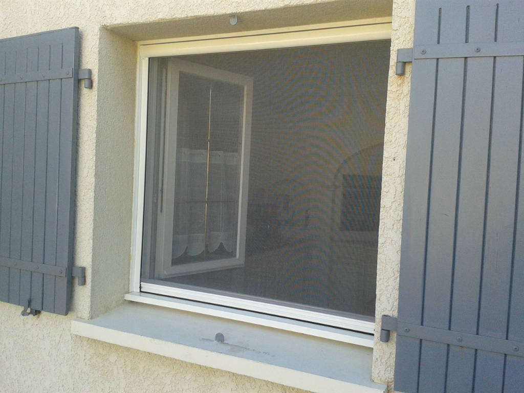 Moustiquaire enroulable pour fenêtre