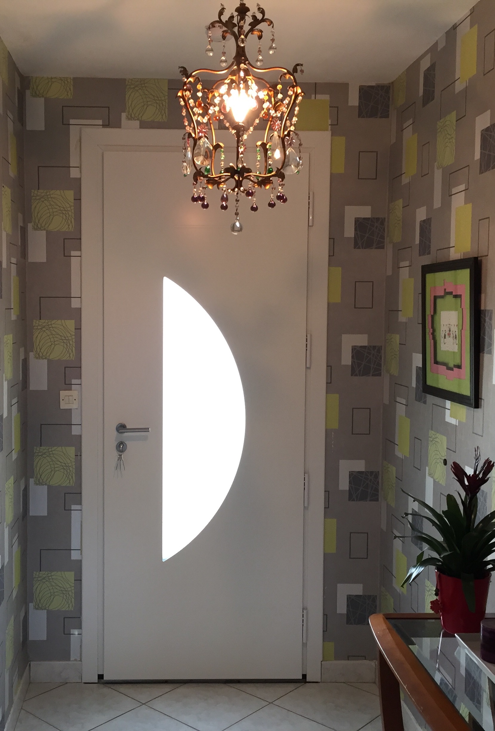 Porte d'entrée en aluminium - Face intérieure rainurée blanc satiné, triple vitrage minéral feuilleté sablé