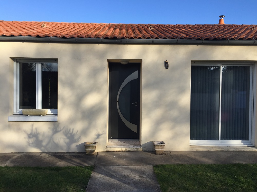 Porte d'entrée en aluminium - Couleur noir sablé et parement inox brossé sur face extérieure