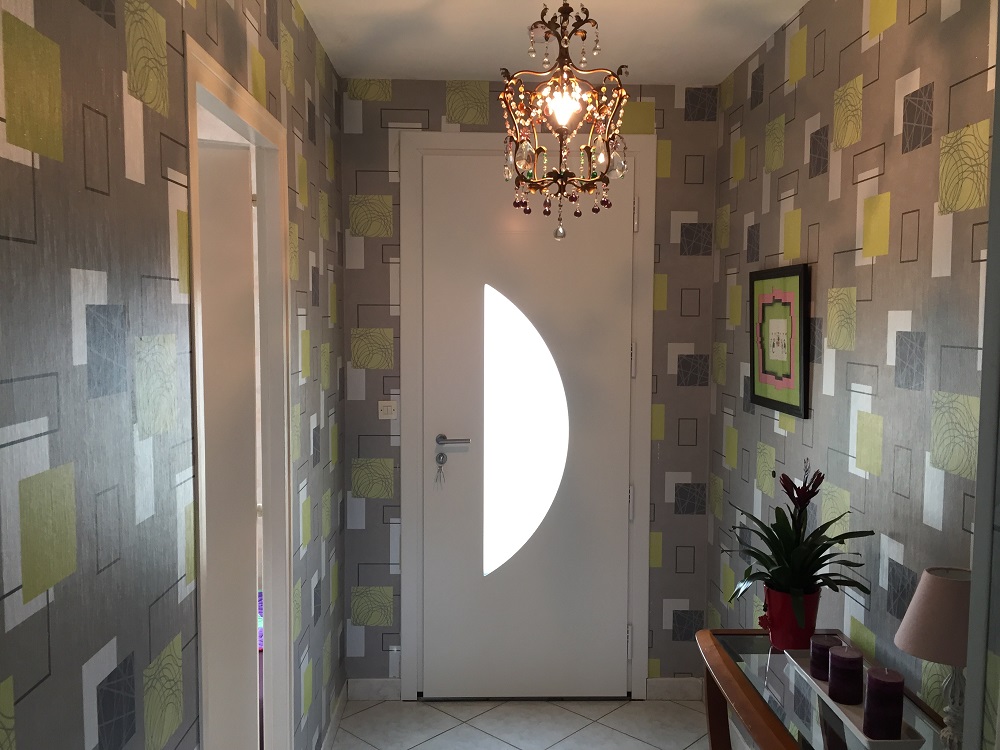 Porte d'entrée en aluminium - Face intérieure rainurée blanc satiné, triple vitrage minéral feuilleté sablé